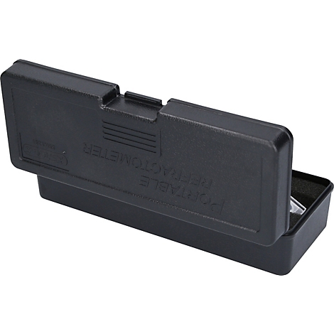 Schwarzer Koffer mit leicht geöffnetem Deckel. Darin befindet sich ein kleines, helles Gerät. Auf dem Koffer steht "Portable Refractometer".